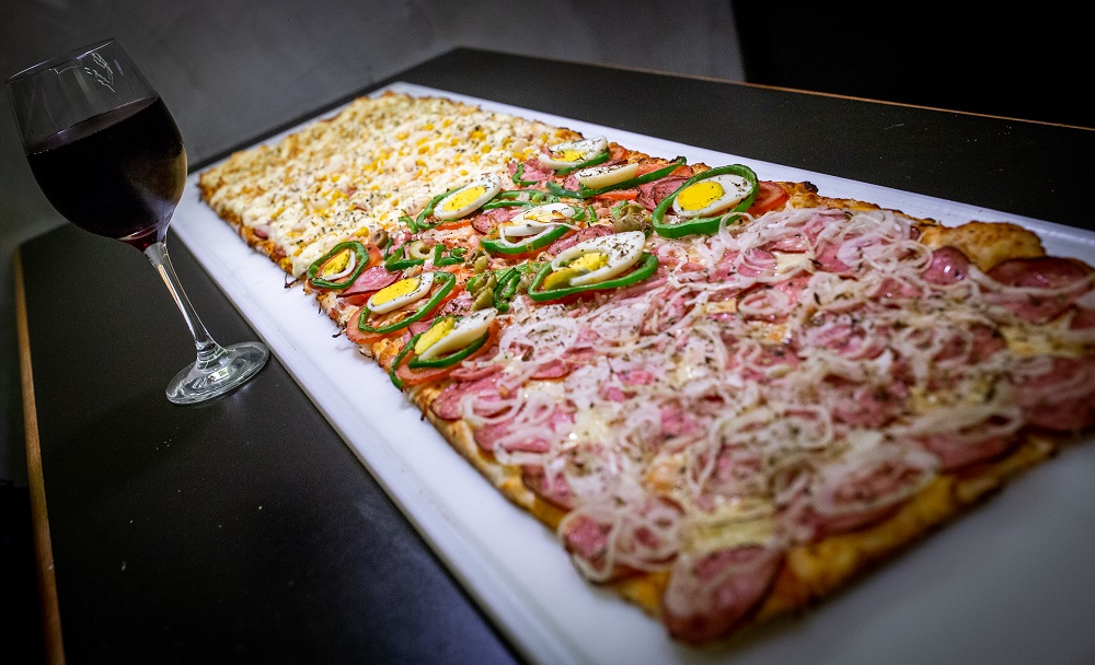 Pizza quadrada de salame e cebola